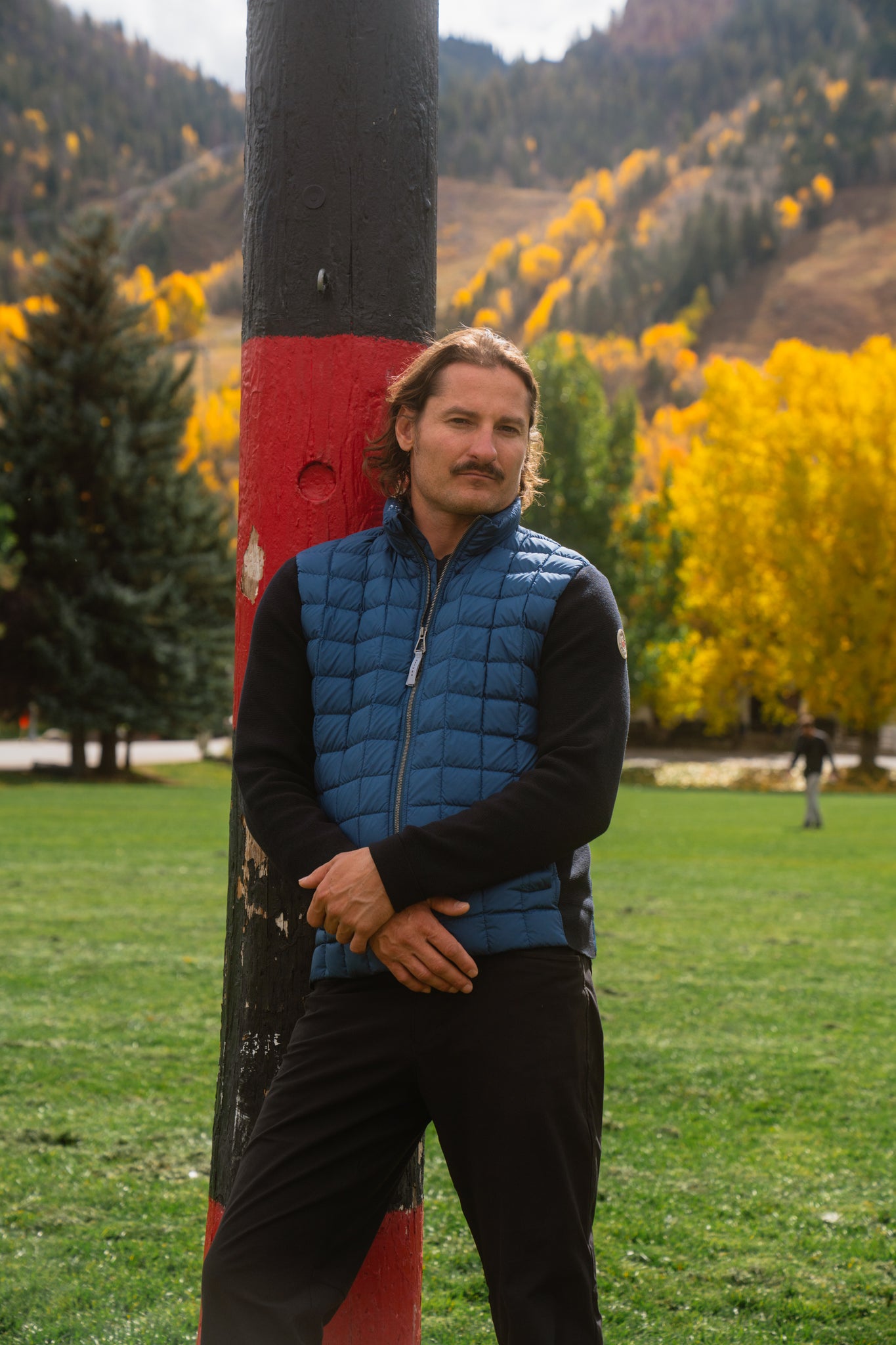 Aspen Collection Aether Phase Men's Full Zip Jacket, lifestyle shoot of black and blue jacket.